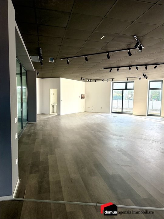 Locale commerciale in affitto a Thiene