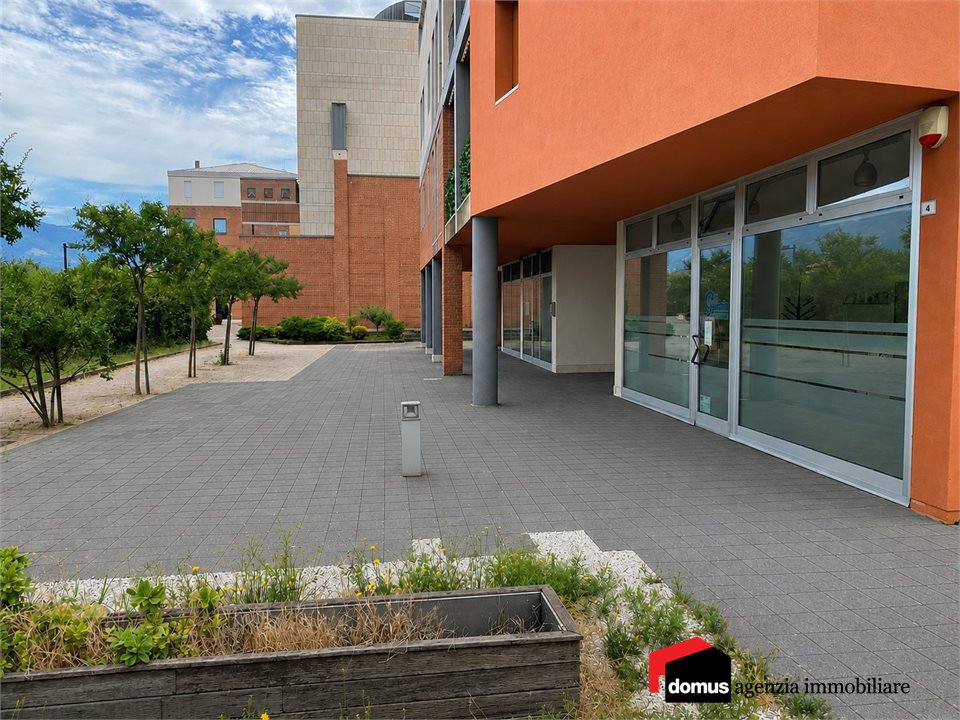 Locale commerciale in vendita a Thiene