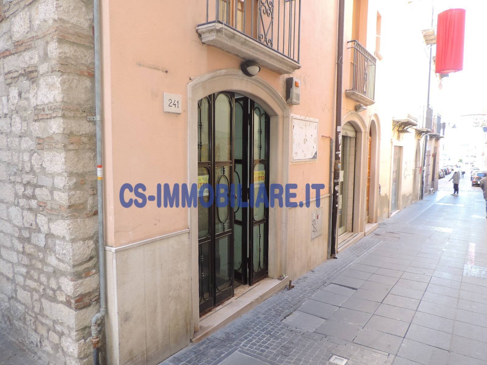 Locale commerciale in affitto a Potenza, Centro storico
