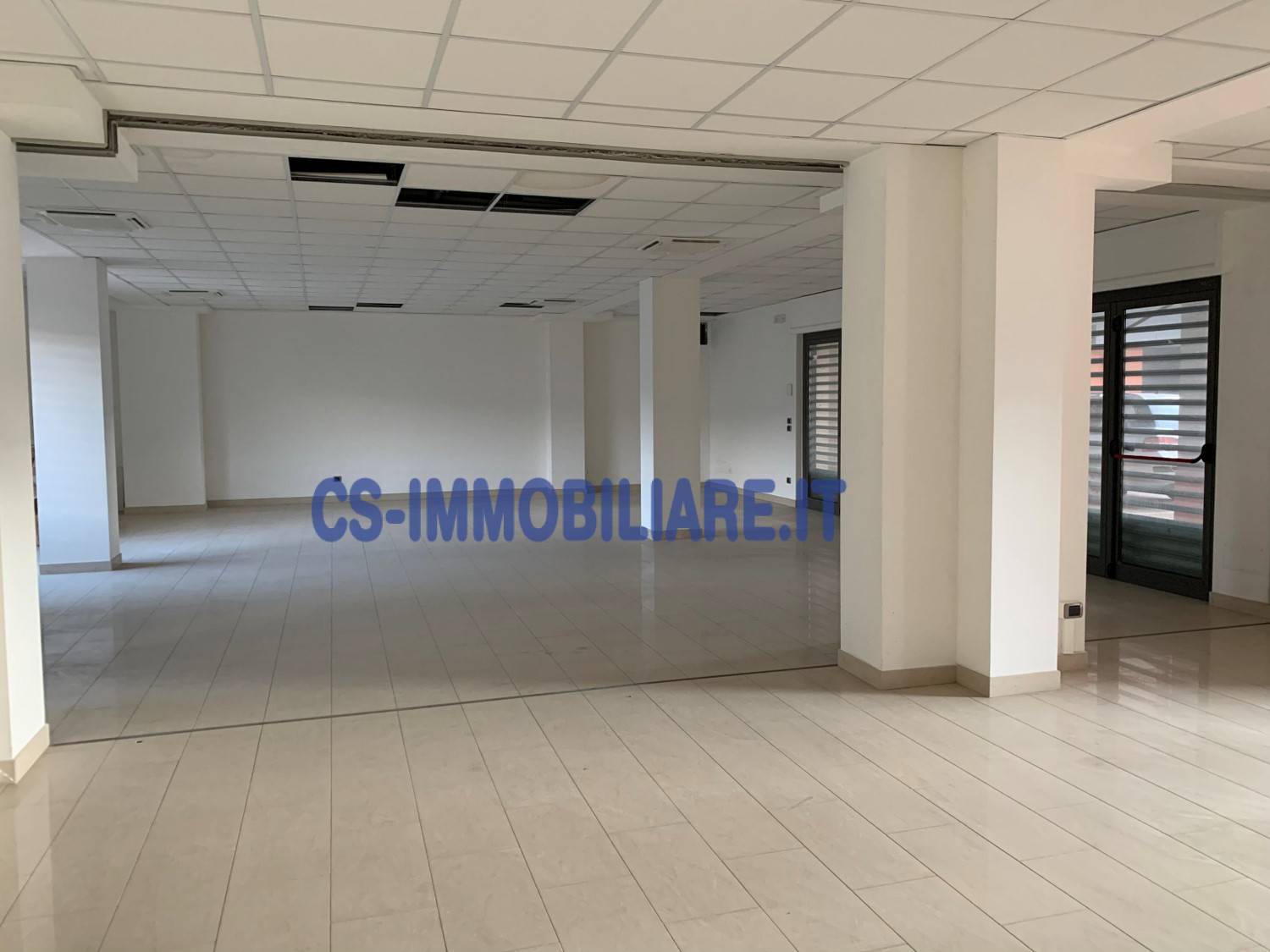 Locale commerciale in affitto a Potenza, Macchia Romana Edilizia Privata