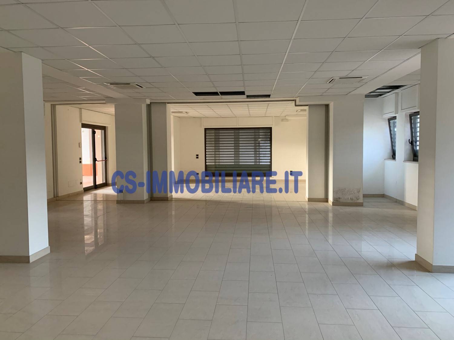 Locale commerciale in affitto a Potenza, Macchia Romana Edilizia Privata