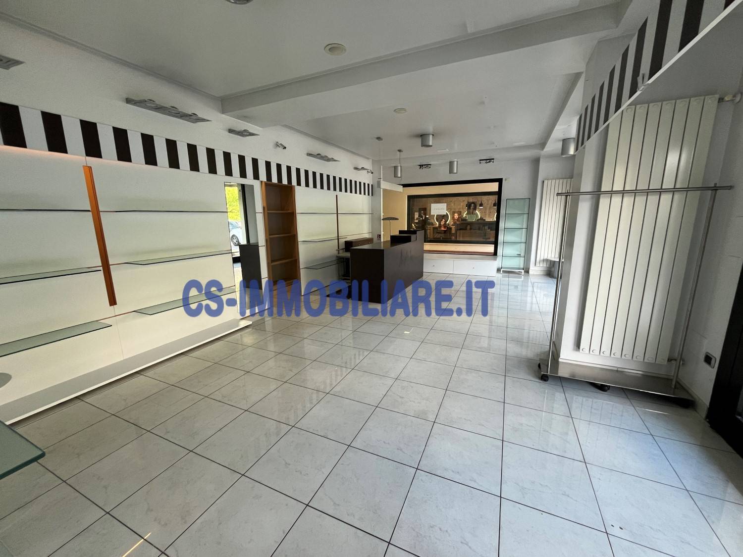 Locale commerciale in vendita a Potenza, Via del Gallitello