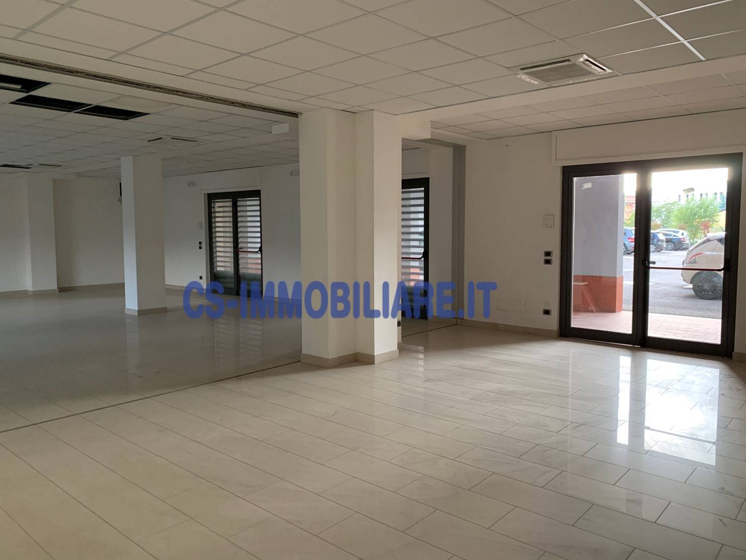 Locale commerciale in affitto a Potenza, Macchia Romana Edilizia Privata