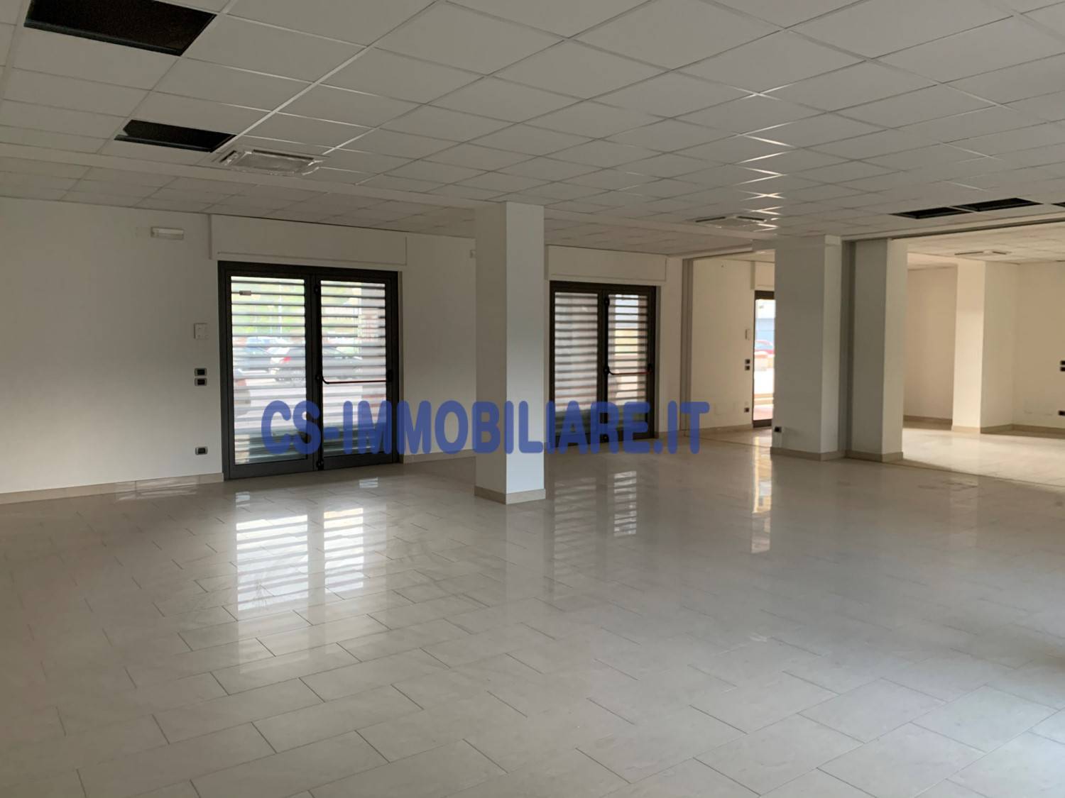 Locale commerciale in affitto a Potenza, Macchia Romana Edilizia Privata