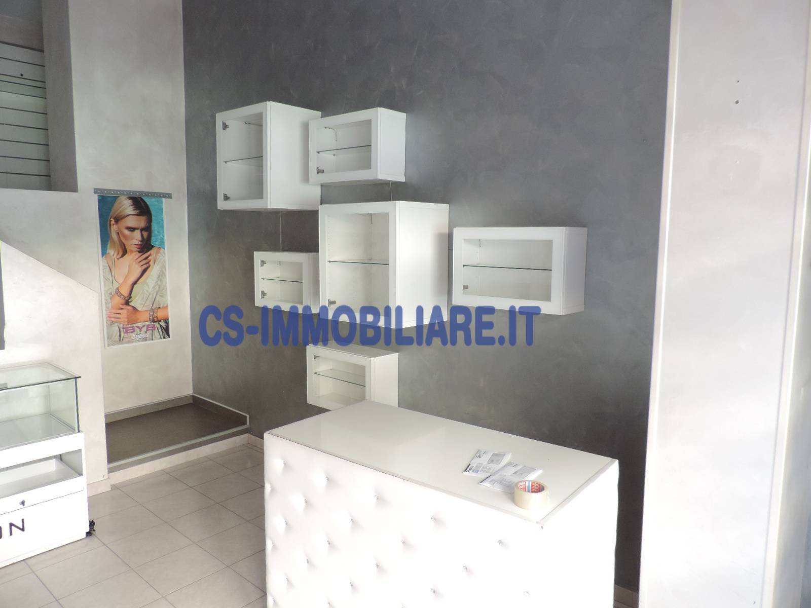 Locale commerciale in affitto a Potenza, Viale Dante