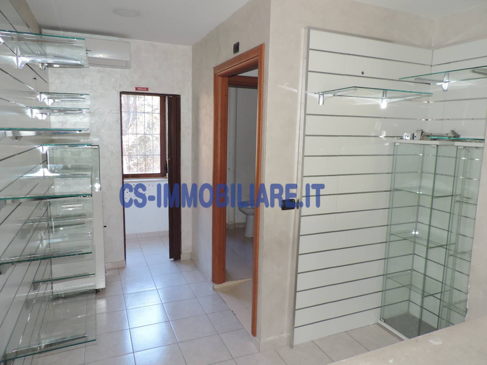 Locale commerciale in affitto a Potenza, Viale Dante
