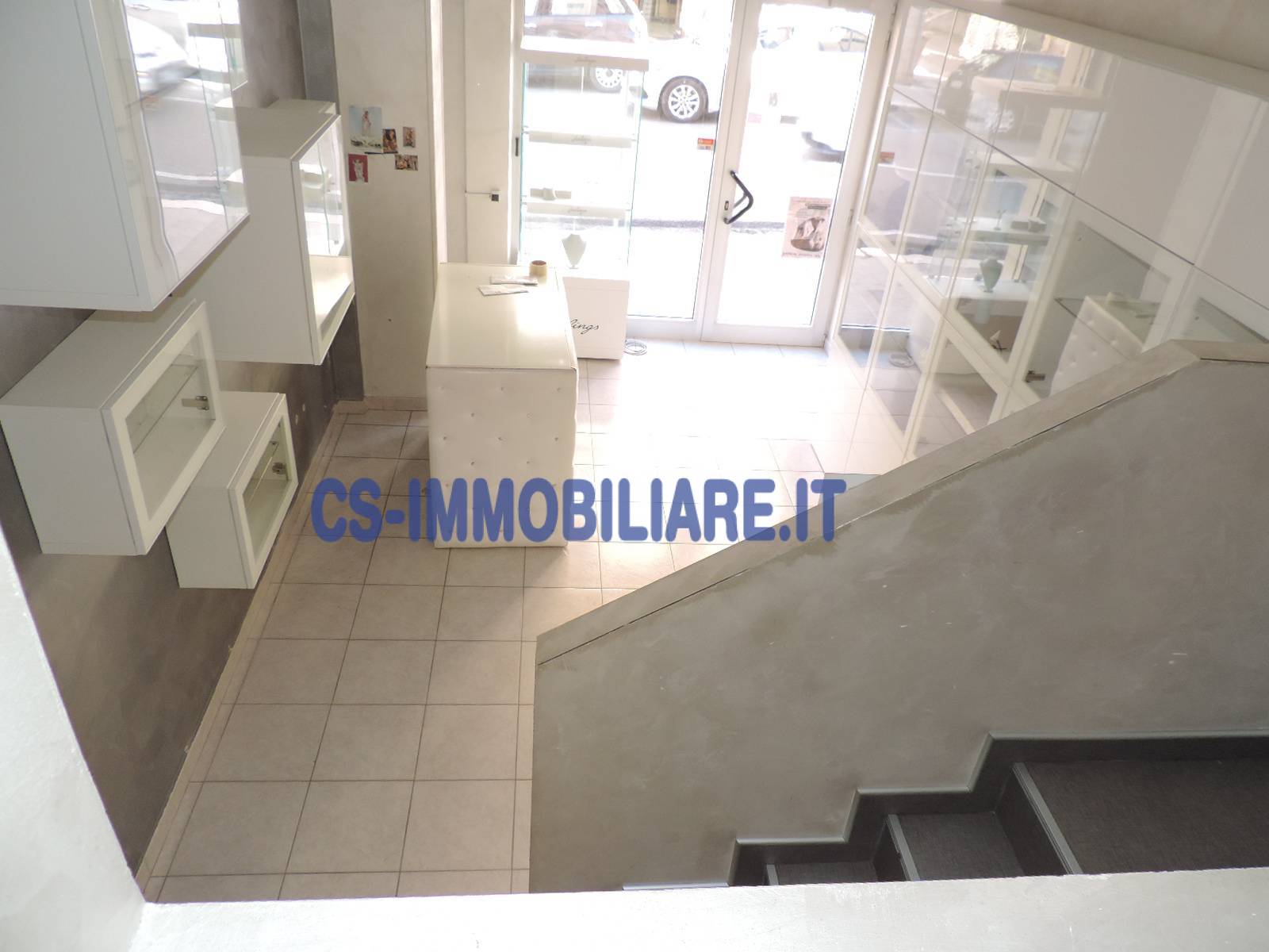Locale commerciale in affitto a Potenza, Viale Dante
