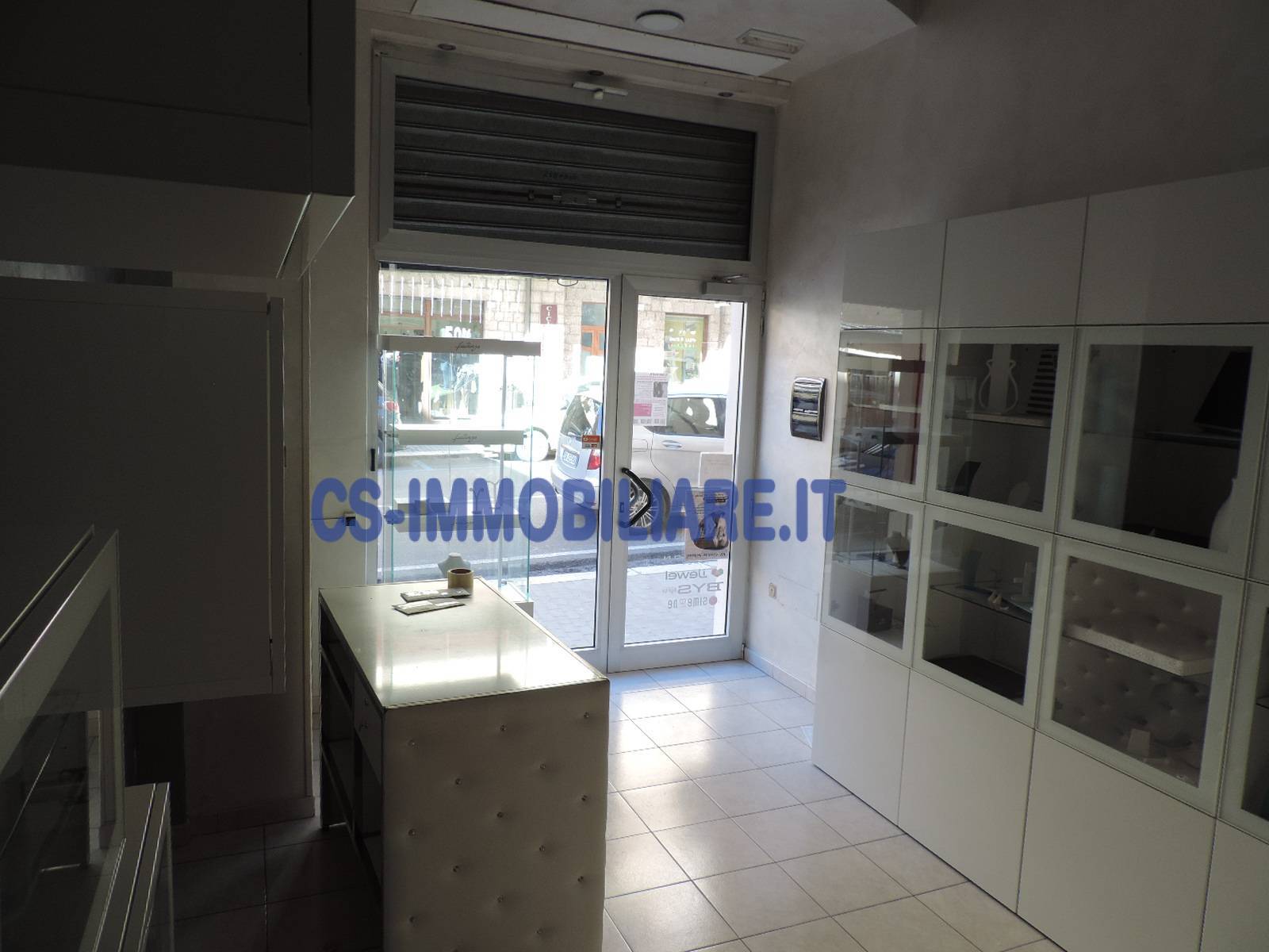 Locale commerciale in affitto a Potenza, Viale Dante