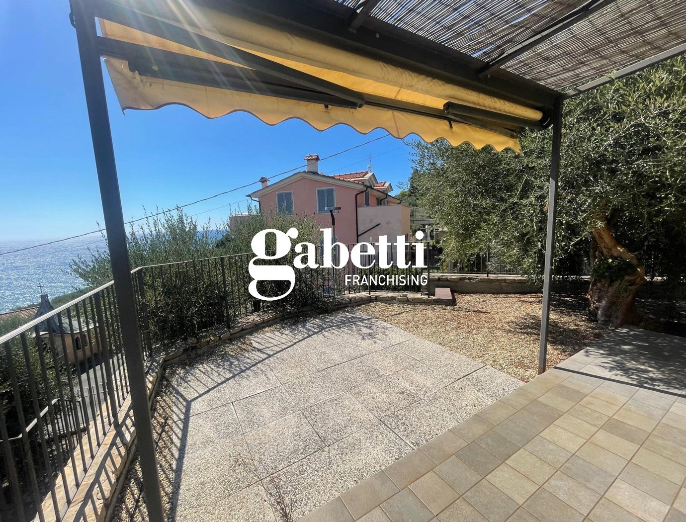 Villa con giardino a Imperia