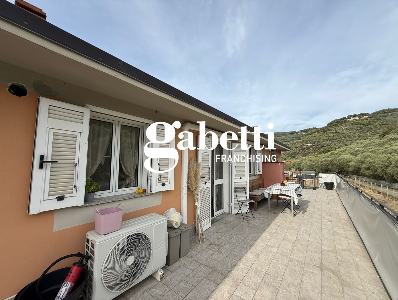 Villa con giardino a Imperia