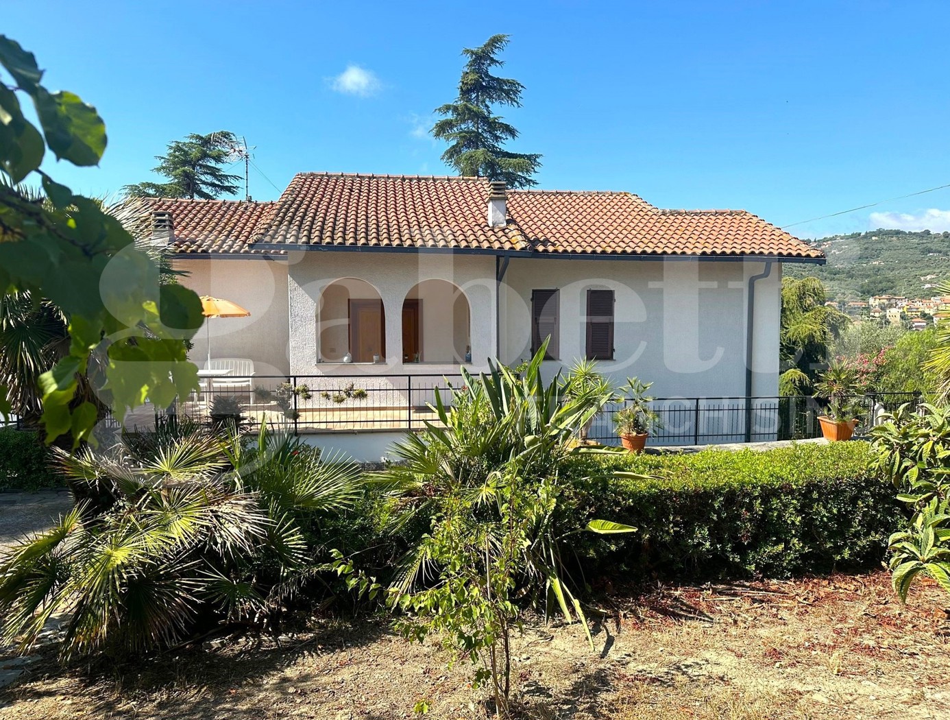 Villa Bifamiliare con giardino a Imperia