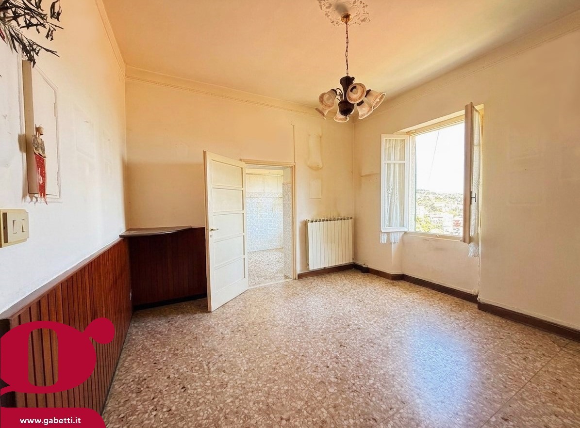 Quadrilocale con giardino a Imperia