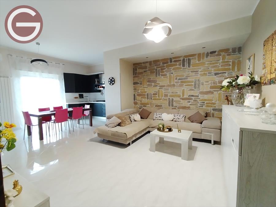Appartamento con box, Gioia Tauro zona semicentrale