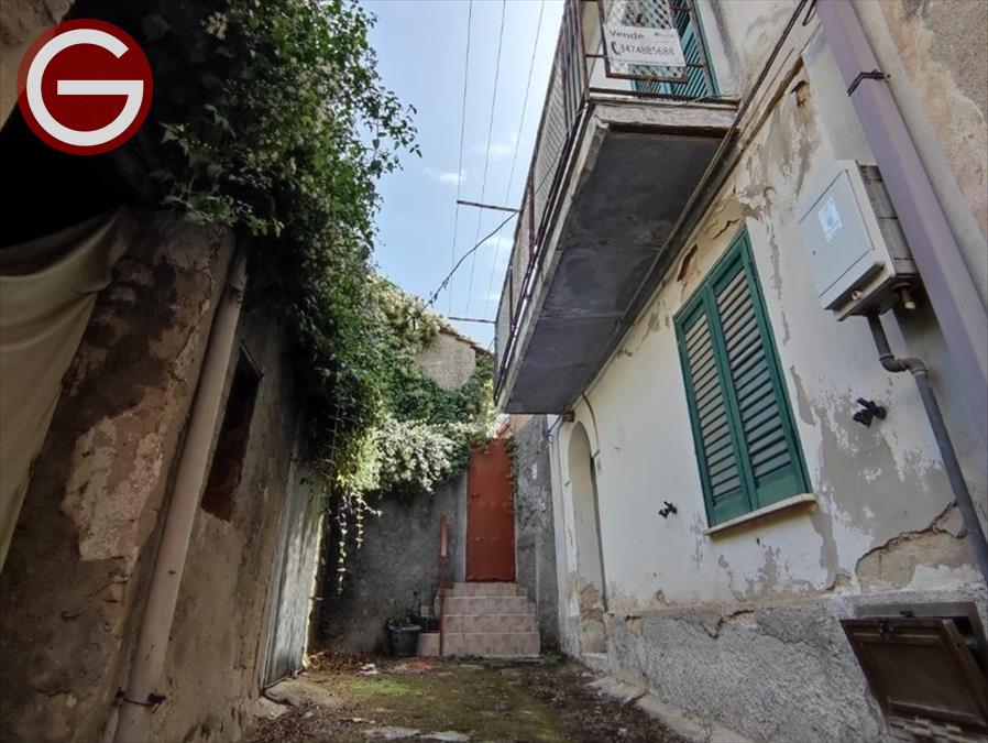 Casa indipendente da ristrutturare in vico luvara', Taurianova
