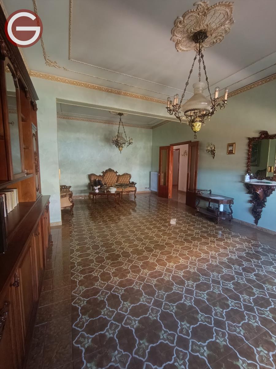 Trilocale con box, Rosarno centro