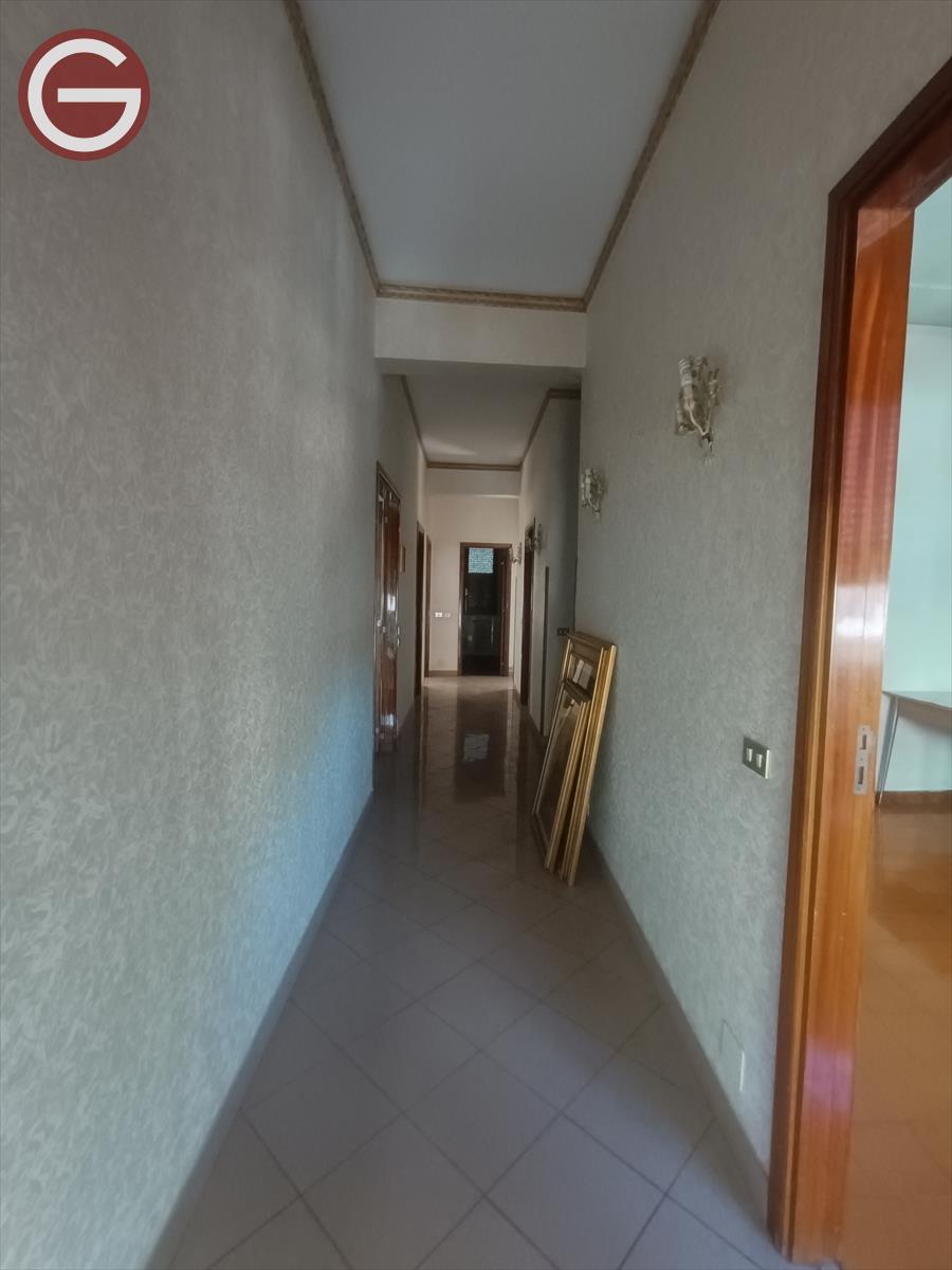 Trilocale con box, Rosarno centro