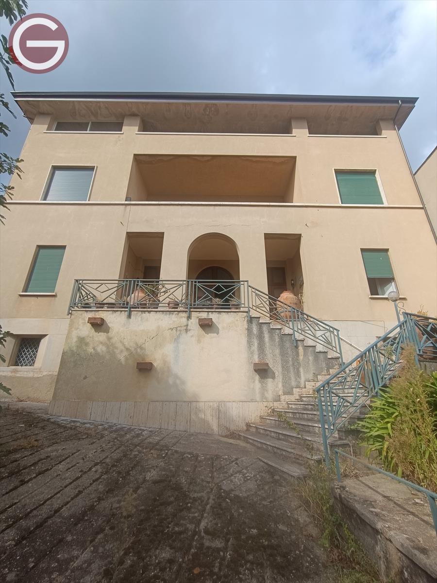 Casa indipendente con box, Delianuova centrale