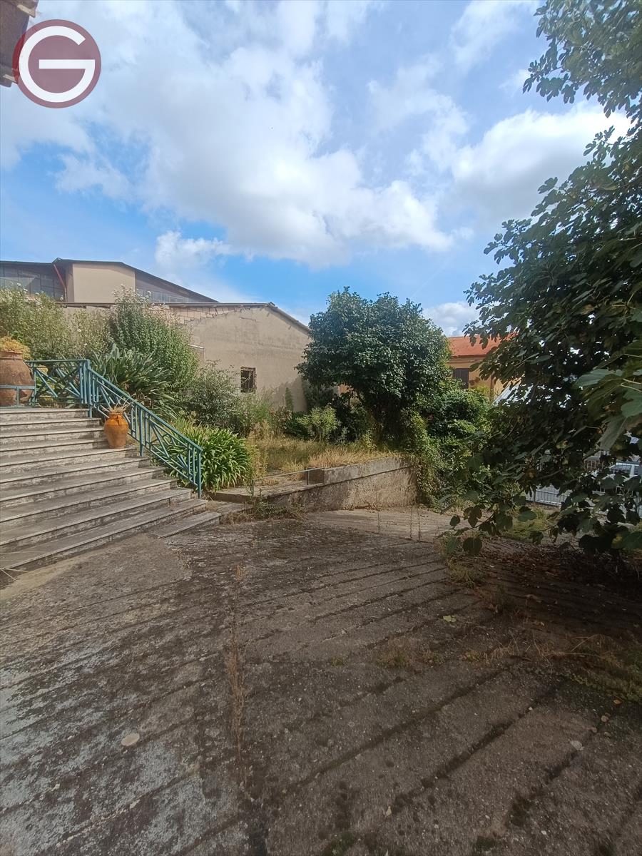 Casa indipendente con box, Delianuova centrale