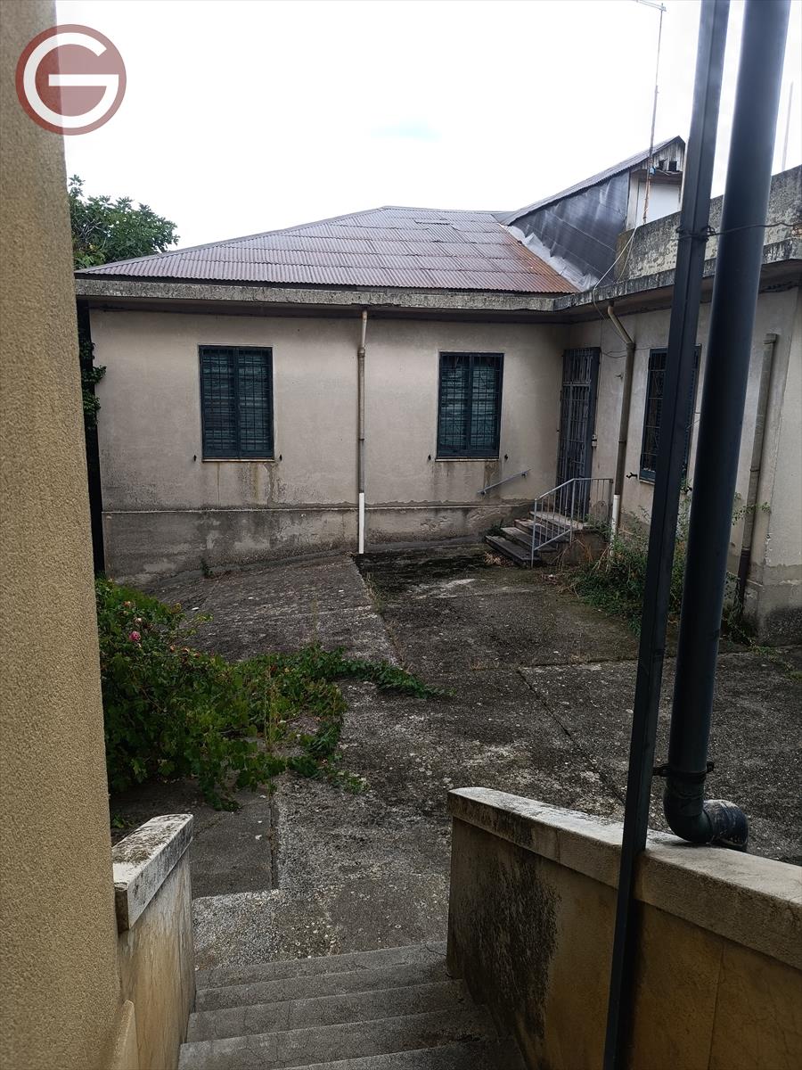 Casa indipendente con box, Delianuova centrale