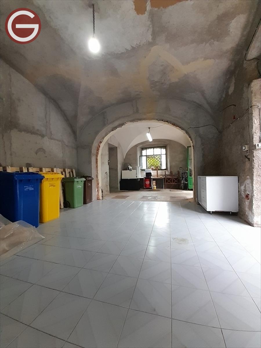 Locale commerciale da ristrutturare, Taurianova centrale