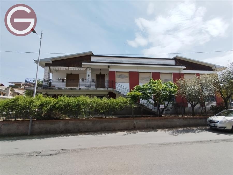 Casa indipendente con giardino, Cinquefrondi centrale