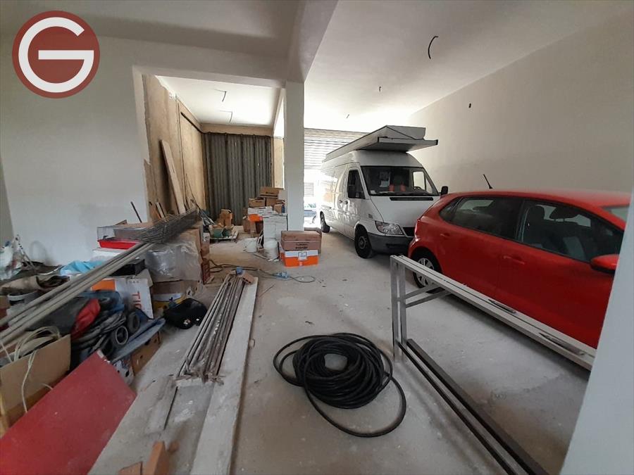 Magazzino con giardino, Cinquefrondi centrale