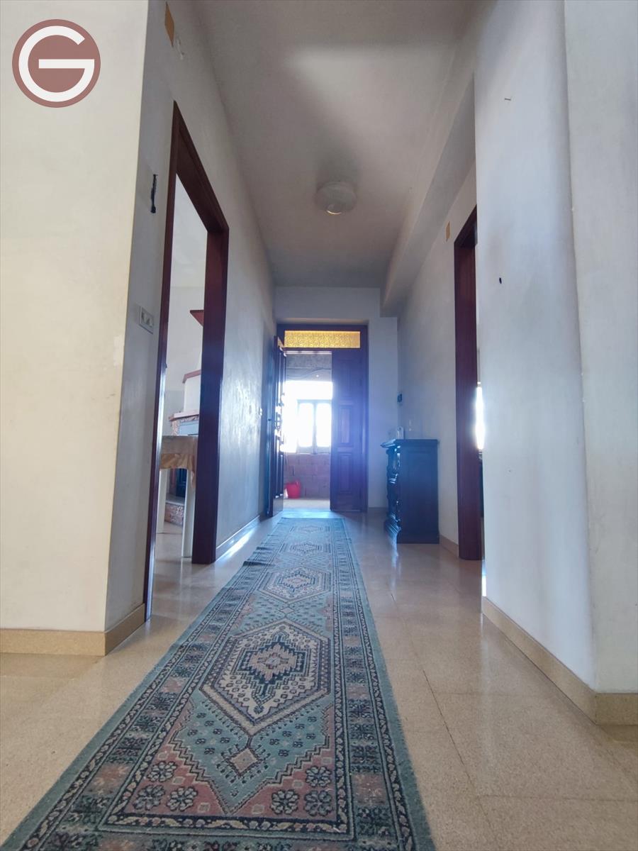 Casa indipendente con box, Cinquefrondi centrale