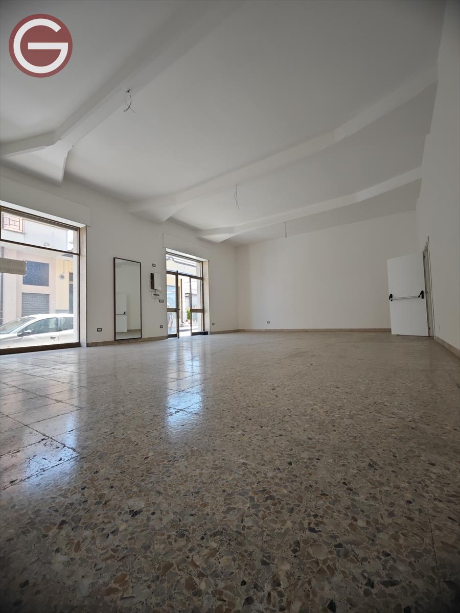 Locale commerciale in affitto, Taurianova centrale