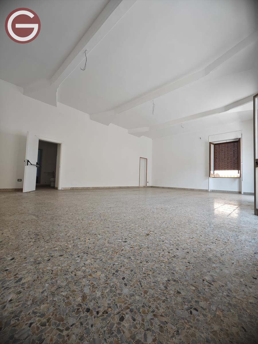 Locale commerciale in affitto, Taurianova centrale