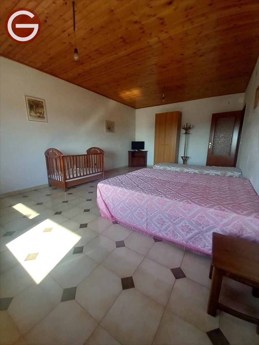 Quadrilocale con box, Cinquefrondi zona semicentrale