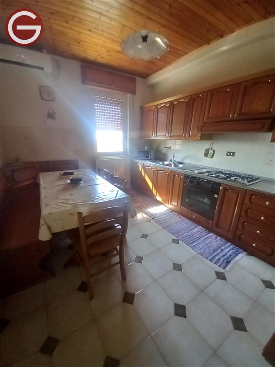 Quadrilocale con box, Cinquefrondi zona semicentrale