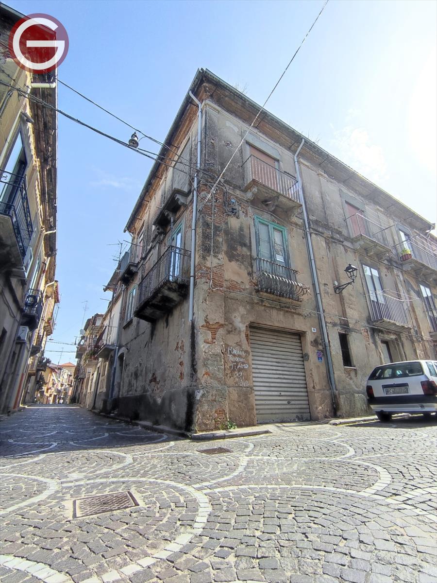 Trilocale da ristrutturare, Cinquefrondi centrale