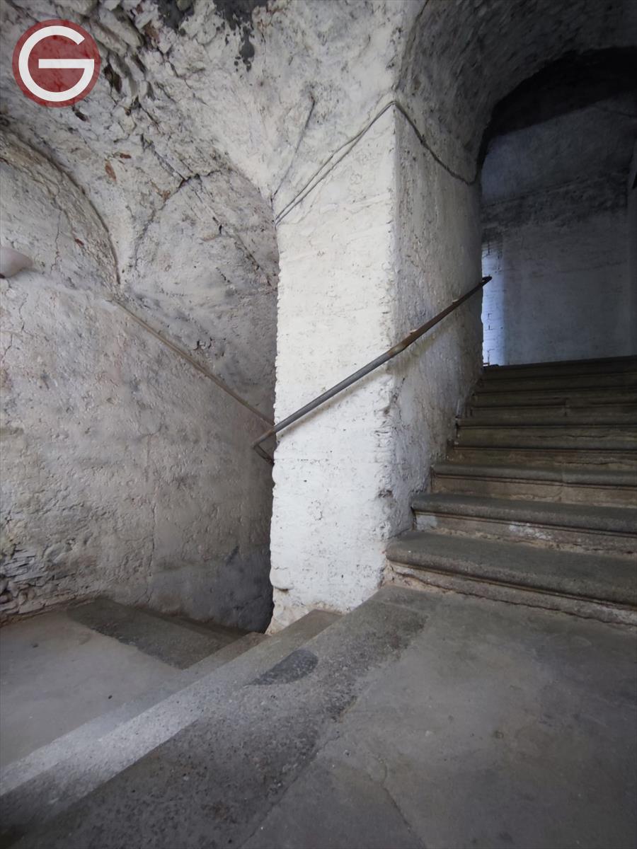 Trilocale da ristrutturare, Cinquefrondi centrale