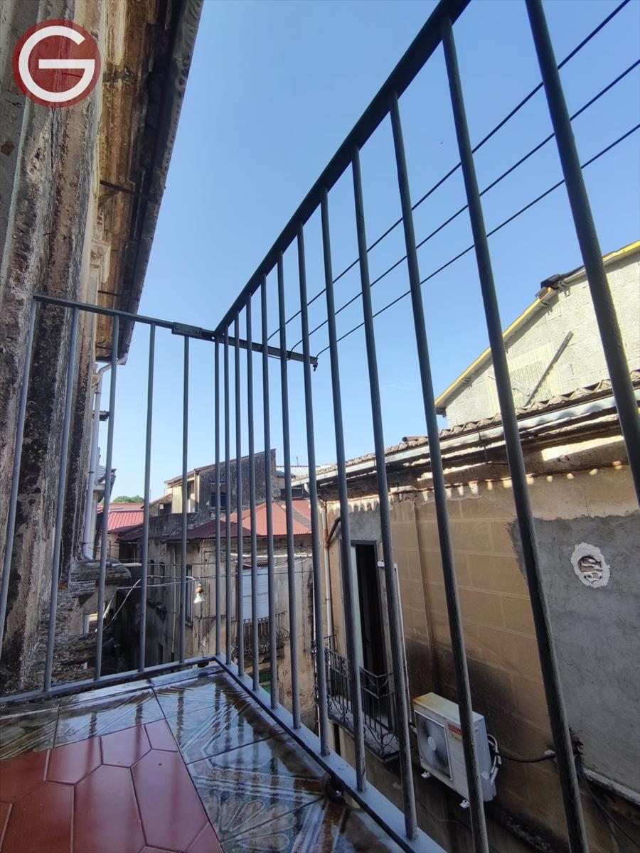 Trilocale da ristrutturare, Cinquefrondi centrale