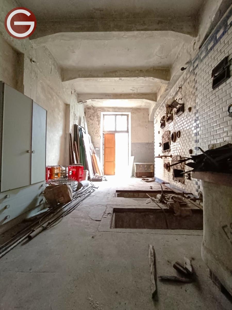 Locale commerciale da ristrutturare, Polistena centrale