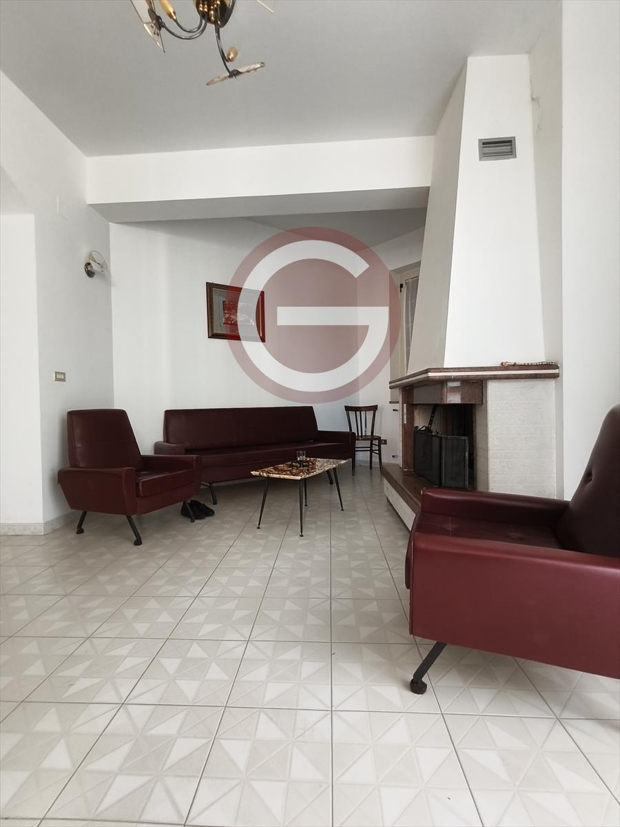 Villa con giardino, Anoia zona semicentrale