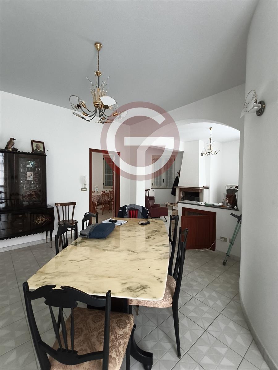 Villa con giardino, Anoia zona semicentrale