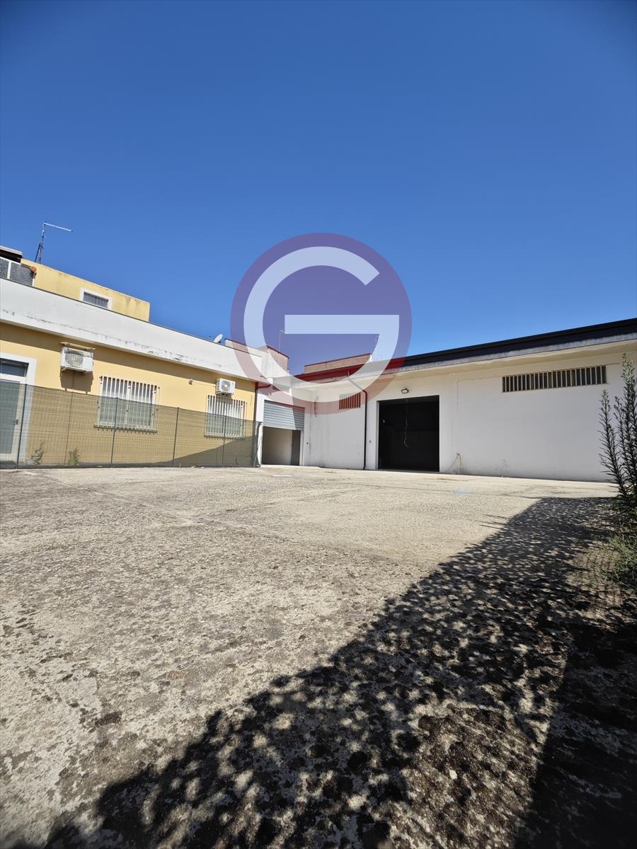 Locale commerciale in affitto, Taurianova centrale