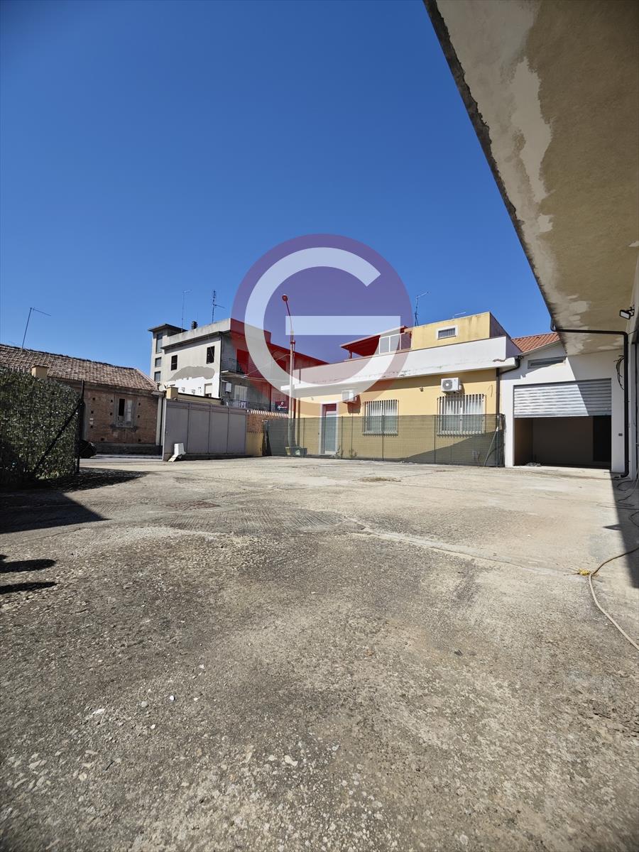 Locale commerciale in affitto, Taurianova centrale