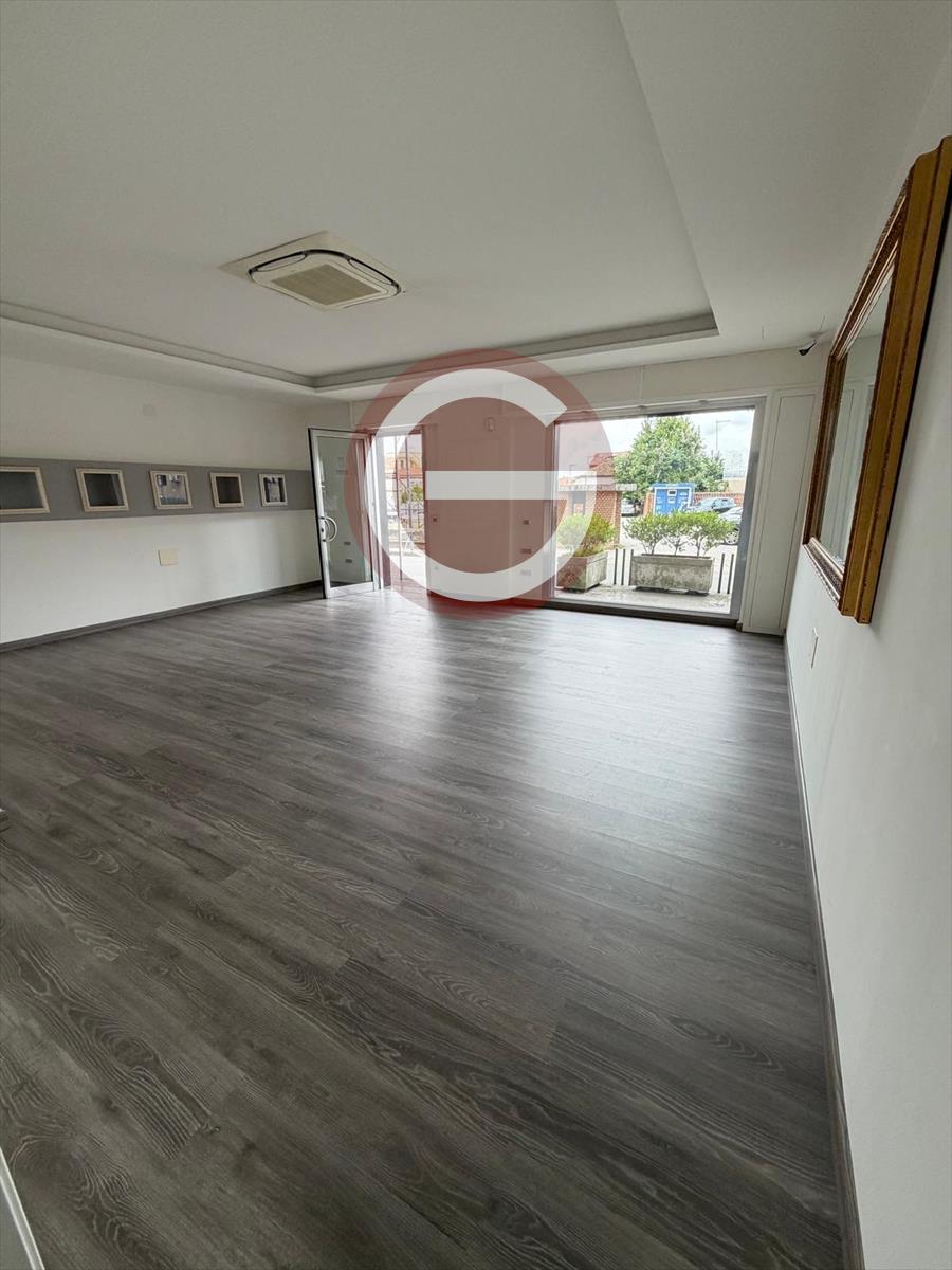 Locale commerciale in affitto, Taurianova semicentrale