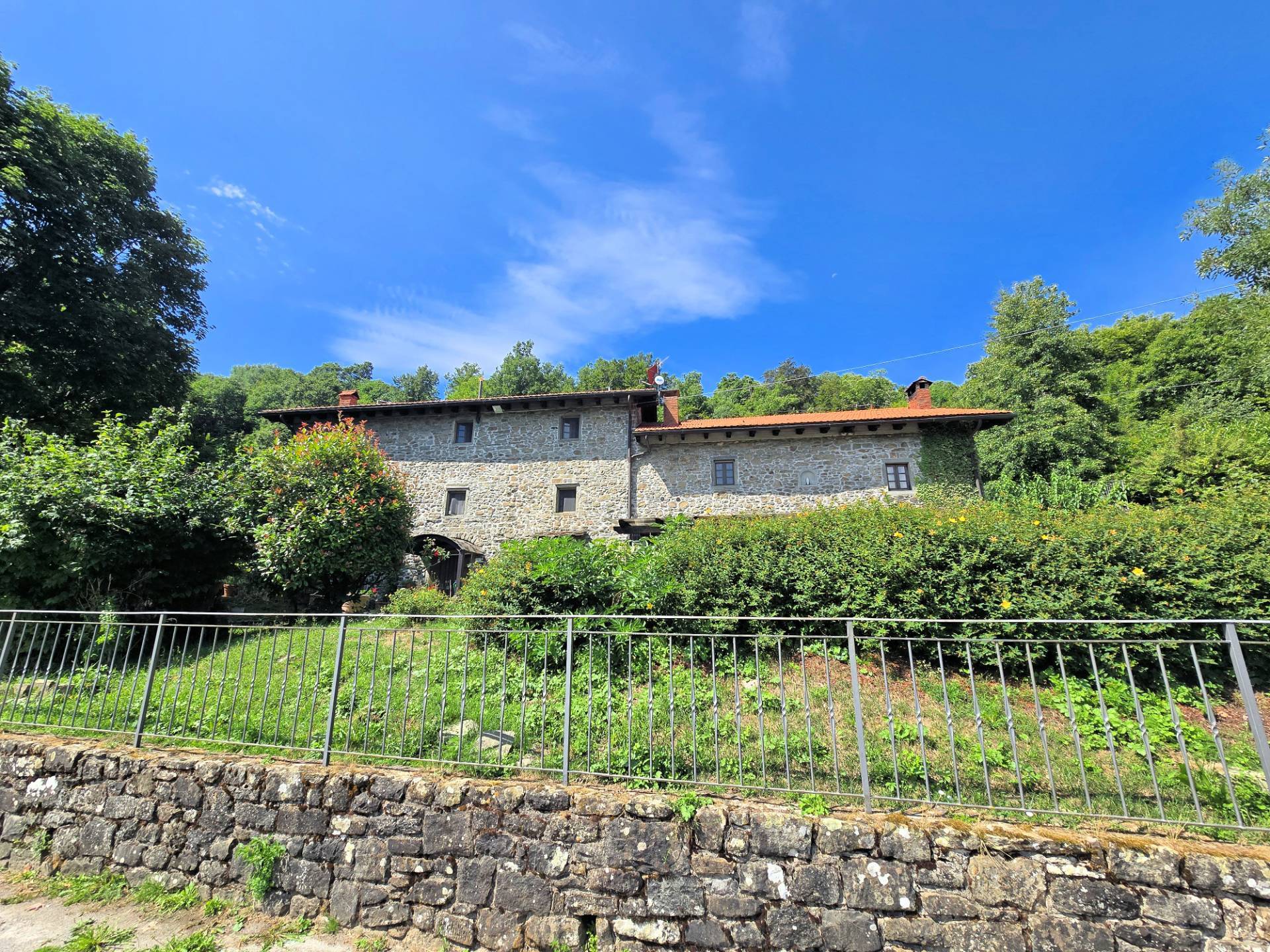 Prestigioso complesso agrituristico sito in un'oasi di pace ed assoluta bellezza naturalistica in ve