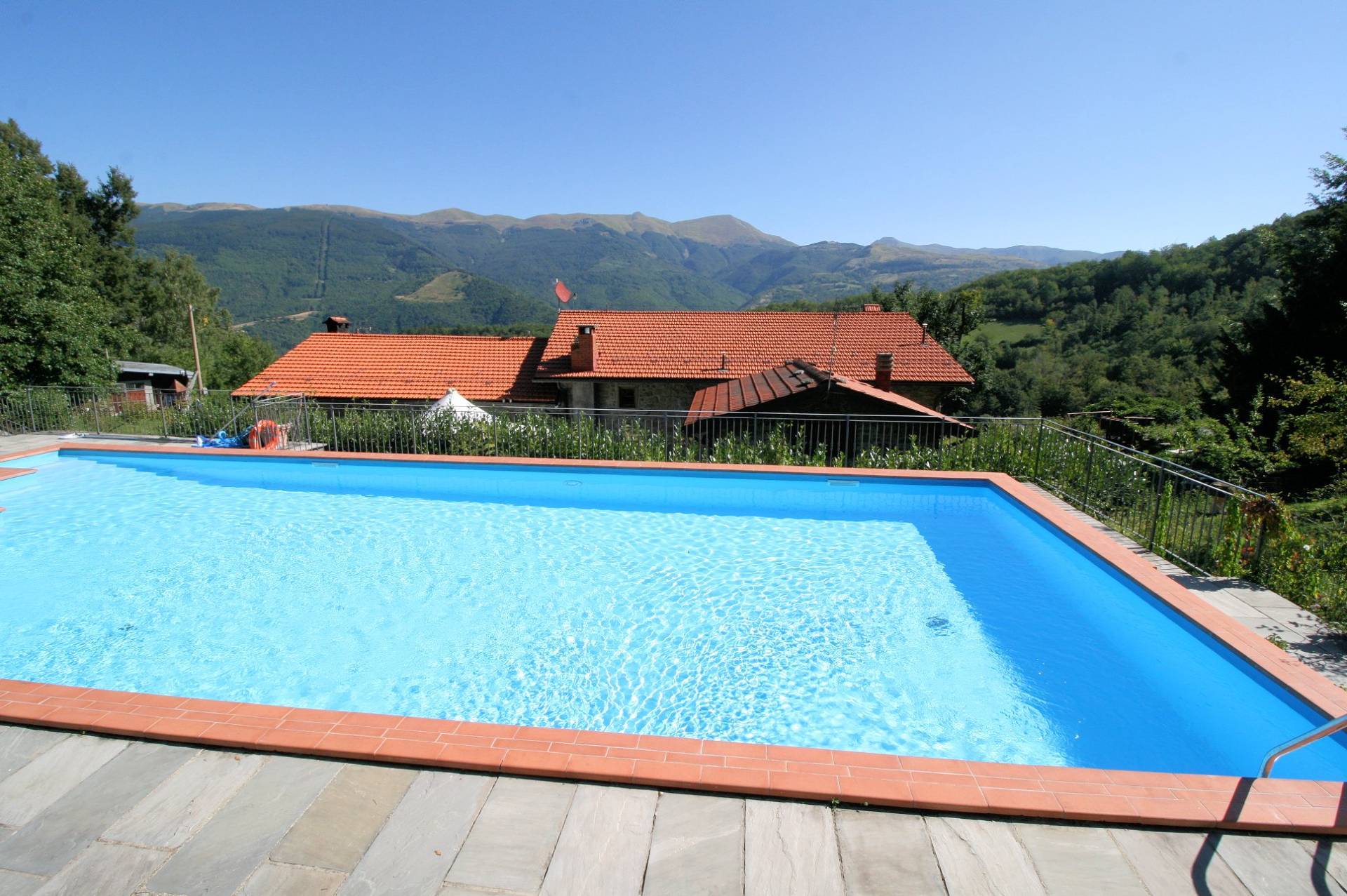 Prestigioso complesso agrituristico sito in un'oasi di pace ed assoluta bellezza naturalistica in ve