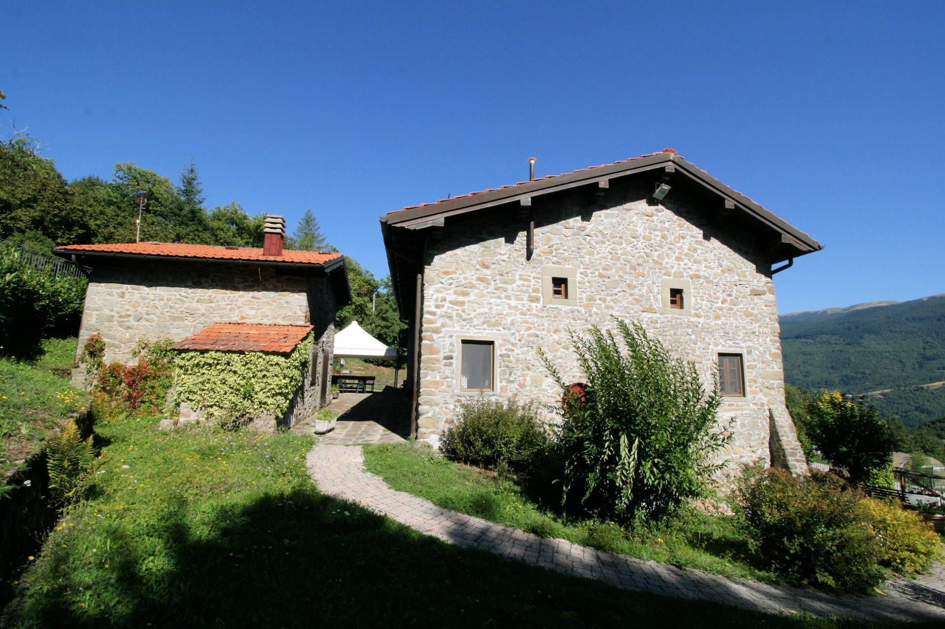 Prestigioso complesso agrituristico sito in un'oasi di pace ed assoluta bellezza naturalistica in ve