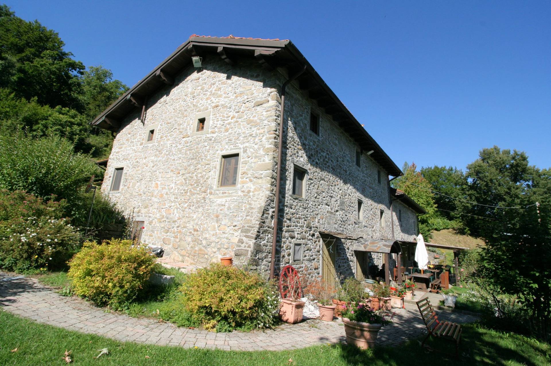 Prestigioso complesso agrituristico sito in un'oasi di pace ed assoluta bellezza naturalistica in ve