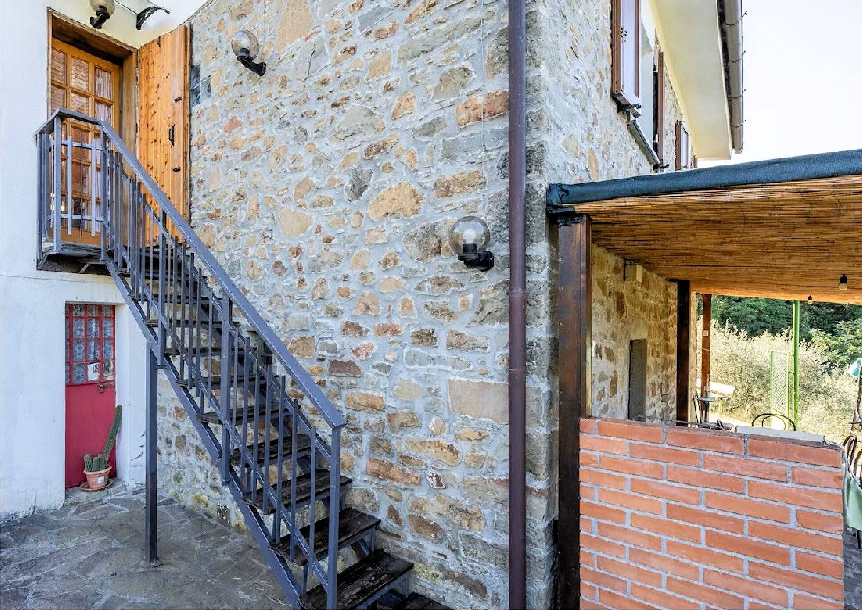 Rustico con ampio terreno e vista panoramica in vendita a Pescia