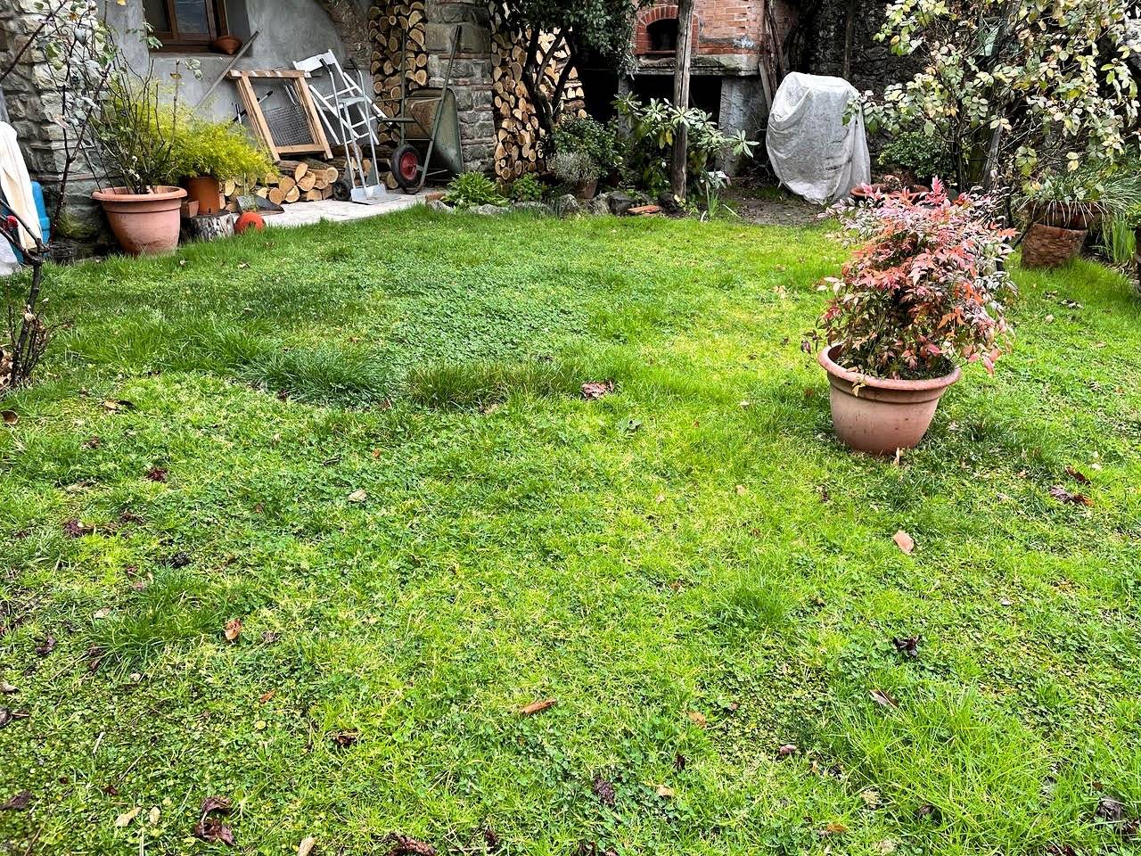 Terratetto libero su quattro lati con giardino in vendita a Pescia, Castelvecchio