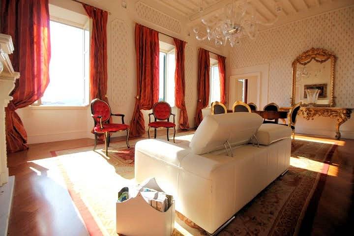 Meraviglioso appartamento in suggestivo palazzo storico in vendita a Pescia