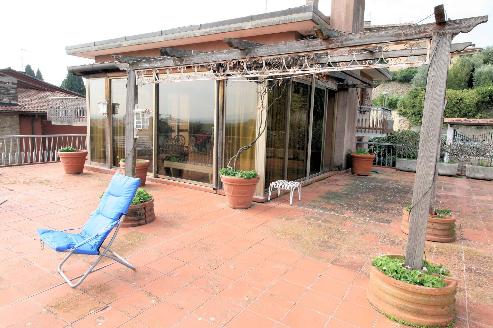 Appartamento indipendente di ampia superficie con terrazza panoramica in vendita a Montecatini-Terme