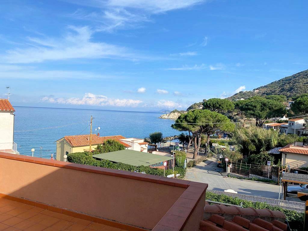 Bel complesso immobiliare suddiviso in cinque appartamenti a 50 metri dal mare in vendita a Marciana