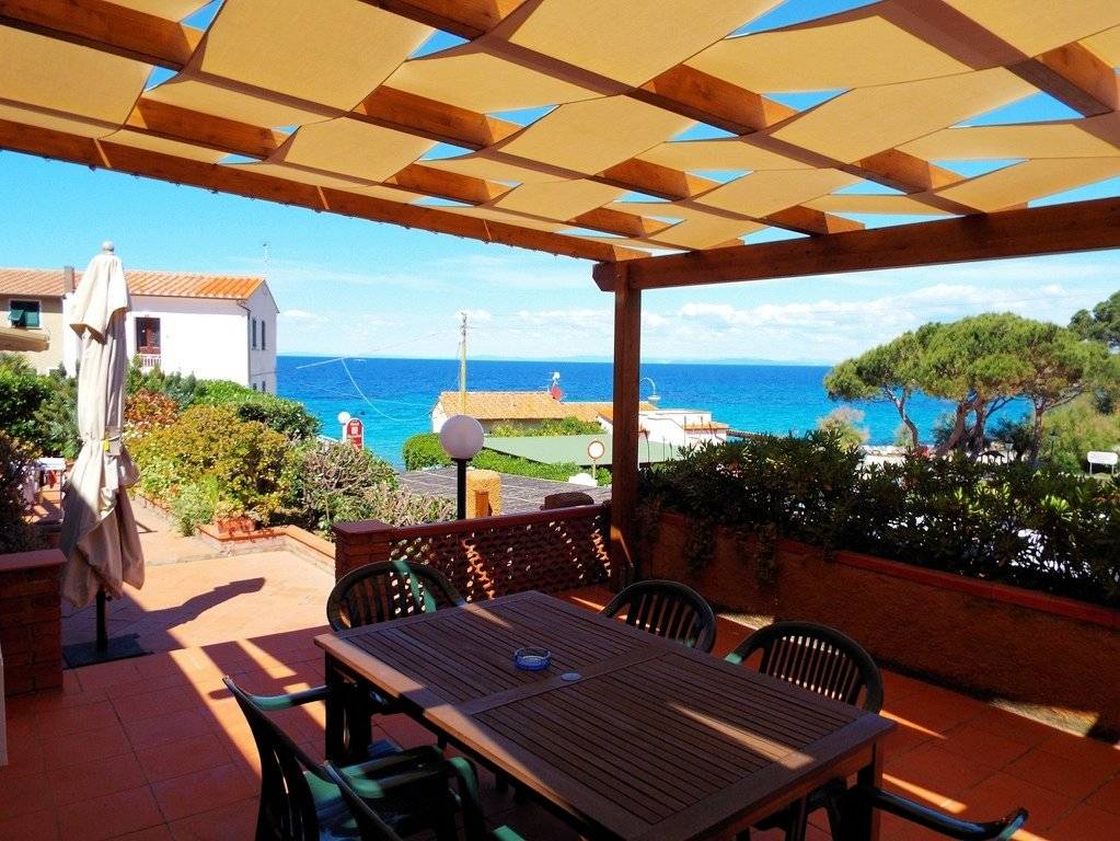 Bel complesso immobiliare suddiviso in cinque appartamenti a 50 metri dal mare in vendita a Marciana